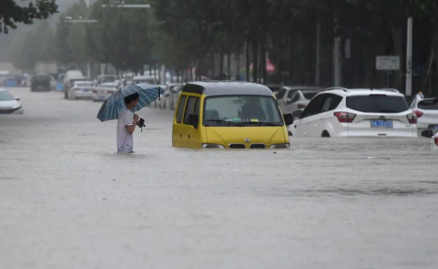 遇上暴雨，怎么开车才安全？建议收藏