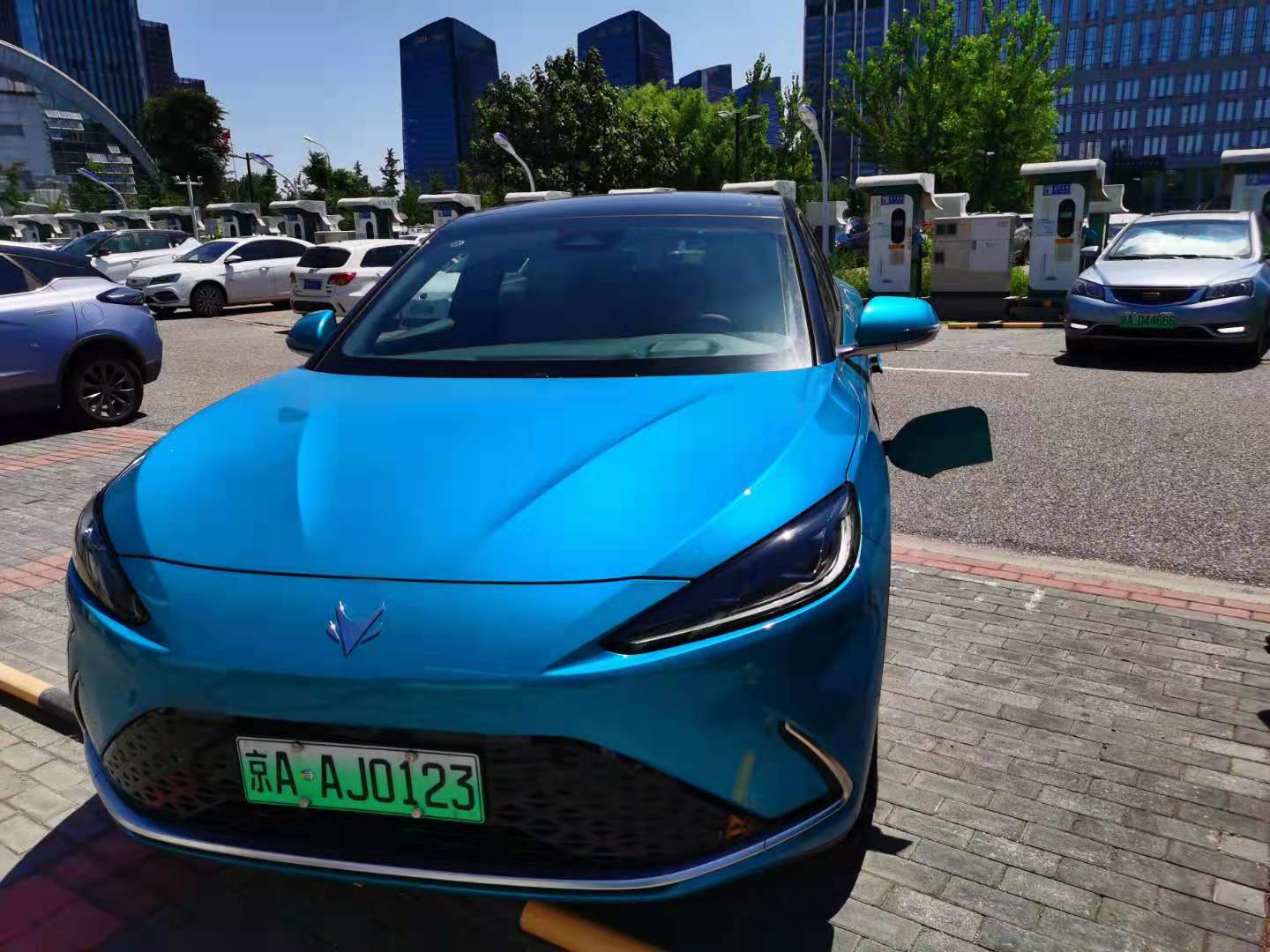 即插即充，无感支付，体验极狐汽车的充电新模式