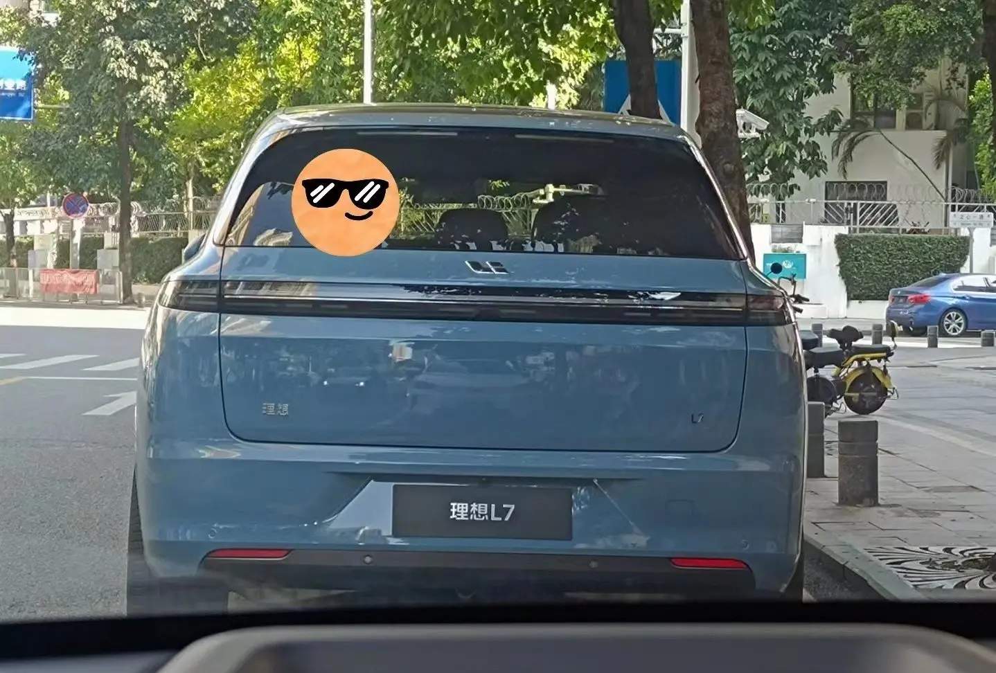 网友曝一张理想L7的尾部实拍图，设计雷同L8