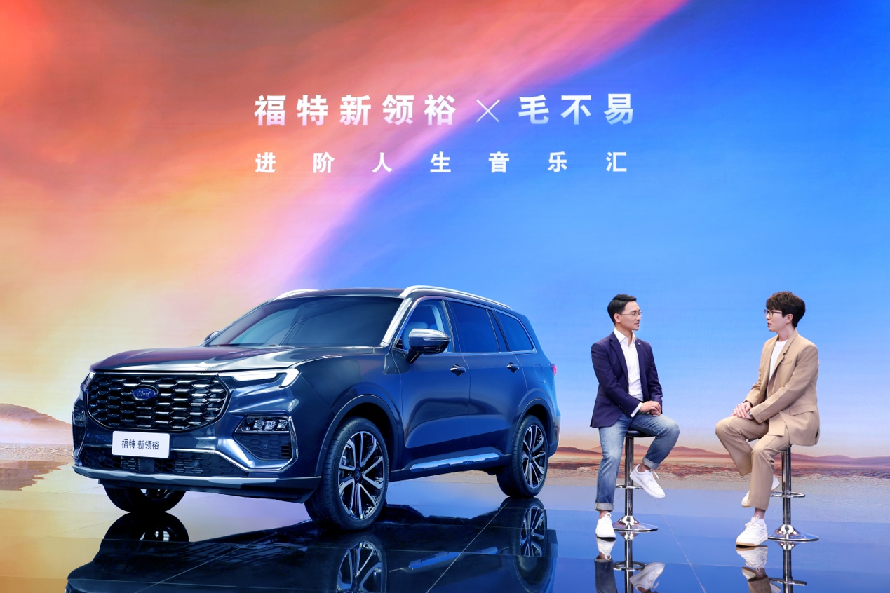 跑道上的赛车 中度可信度描述已自动生成