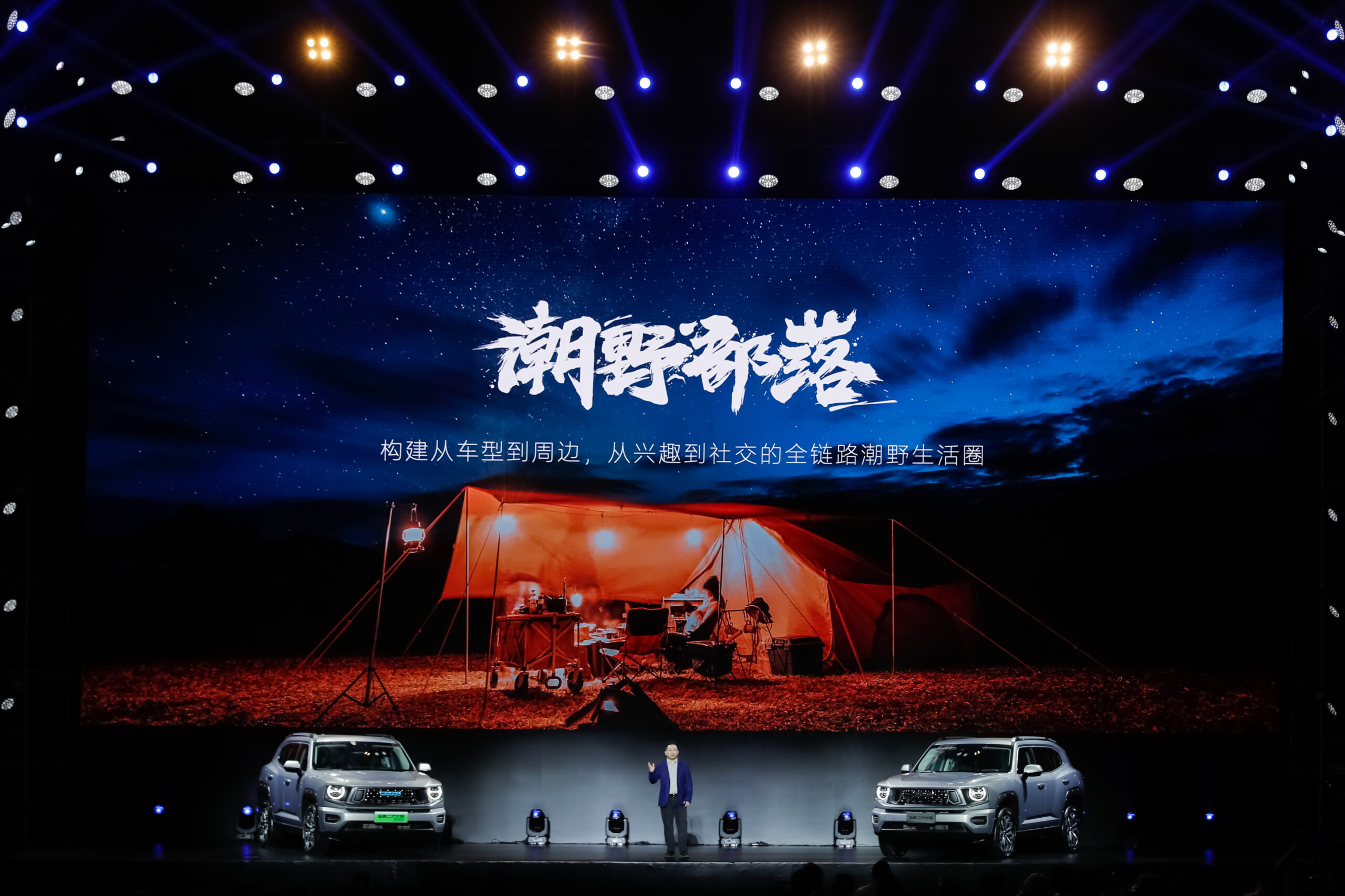 夜晚亮着灯的招牌

中度可信度描述已自动生成