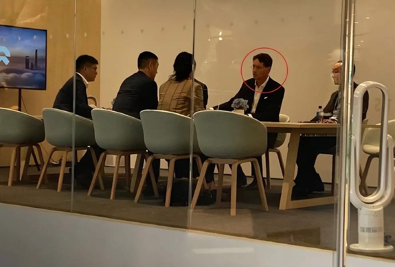 蔚来李斌会见奔驰全球CEO康林松，外界猜测双方商讨合作计划