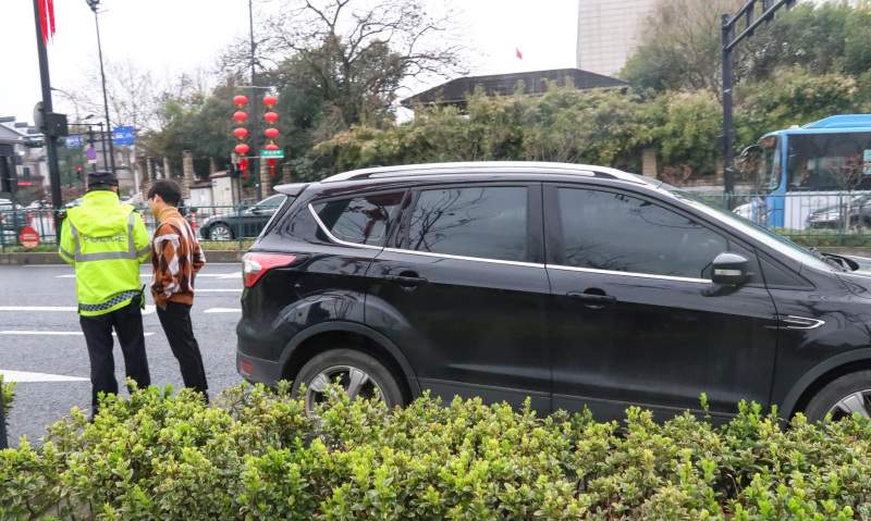 杭州将严肃打击违法变道插队行为 坚决维护交通秩序