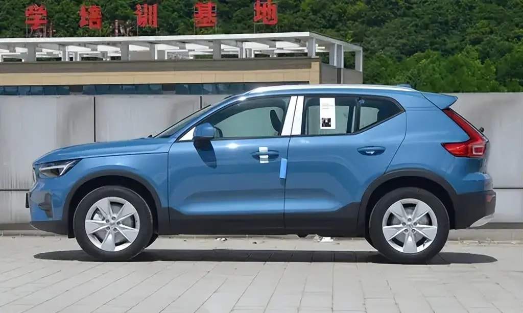 薄雾灰车漆登场，最新款沃尔沃XC40配置曝光，售价26.98万元起