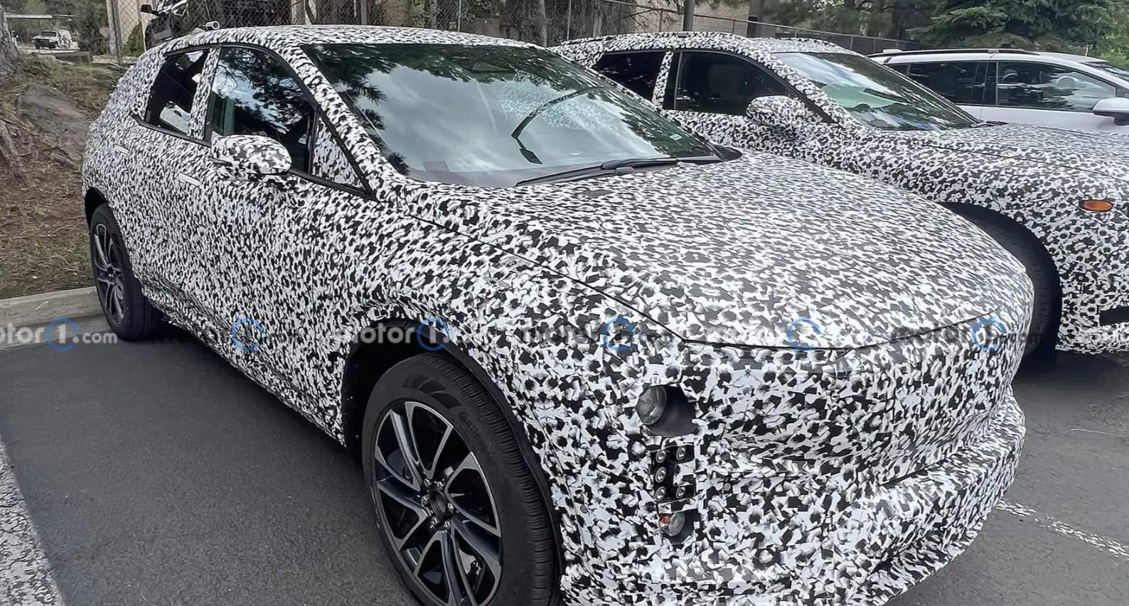 曝凯迪拉克新电动SUV实车，或直接挑战特斯拉Model Y！ XT4电动版即将亮相？