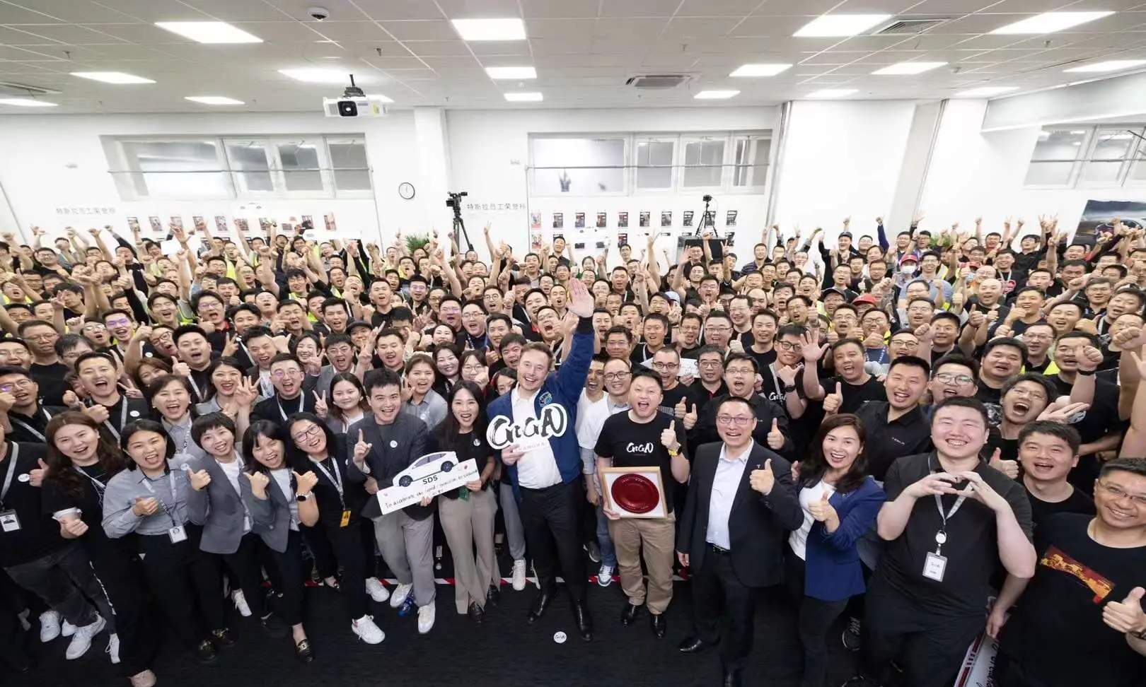 马斯克夜探上海工厂，查验最新Model 3车型