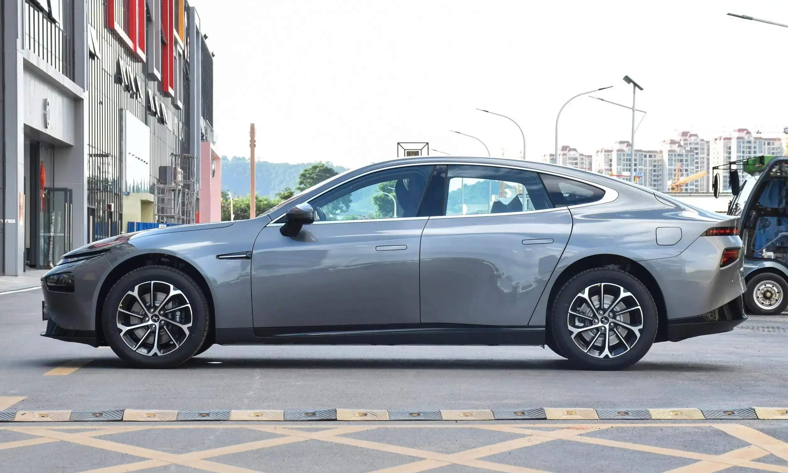 小鹏P7发售新车型586E，支持高速NGP，价格仅23.99万元