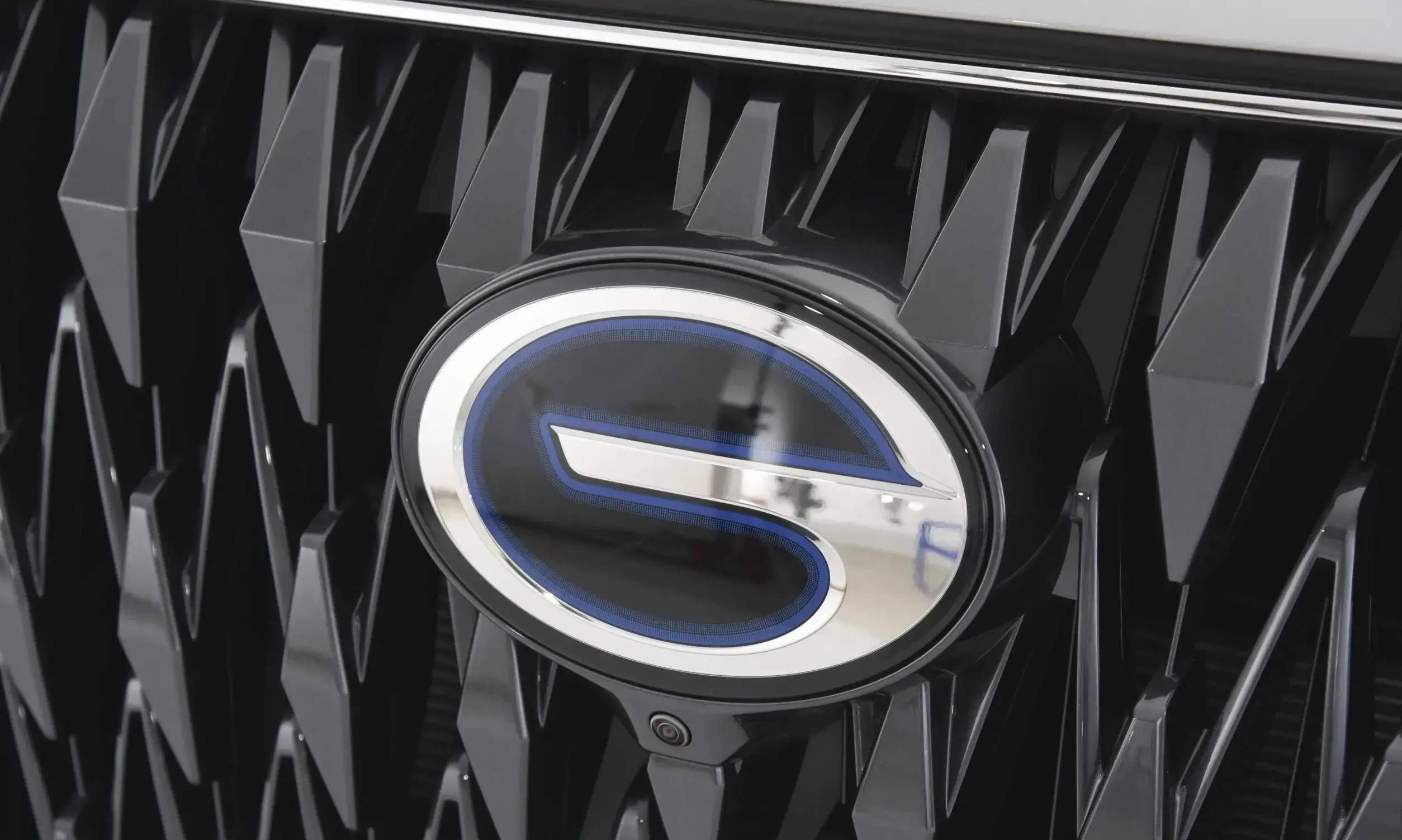 平替汉兰达？2.0T混动中型SUV，新款传祺GS8混动版实拍解析