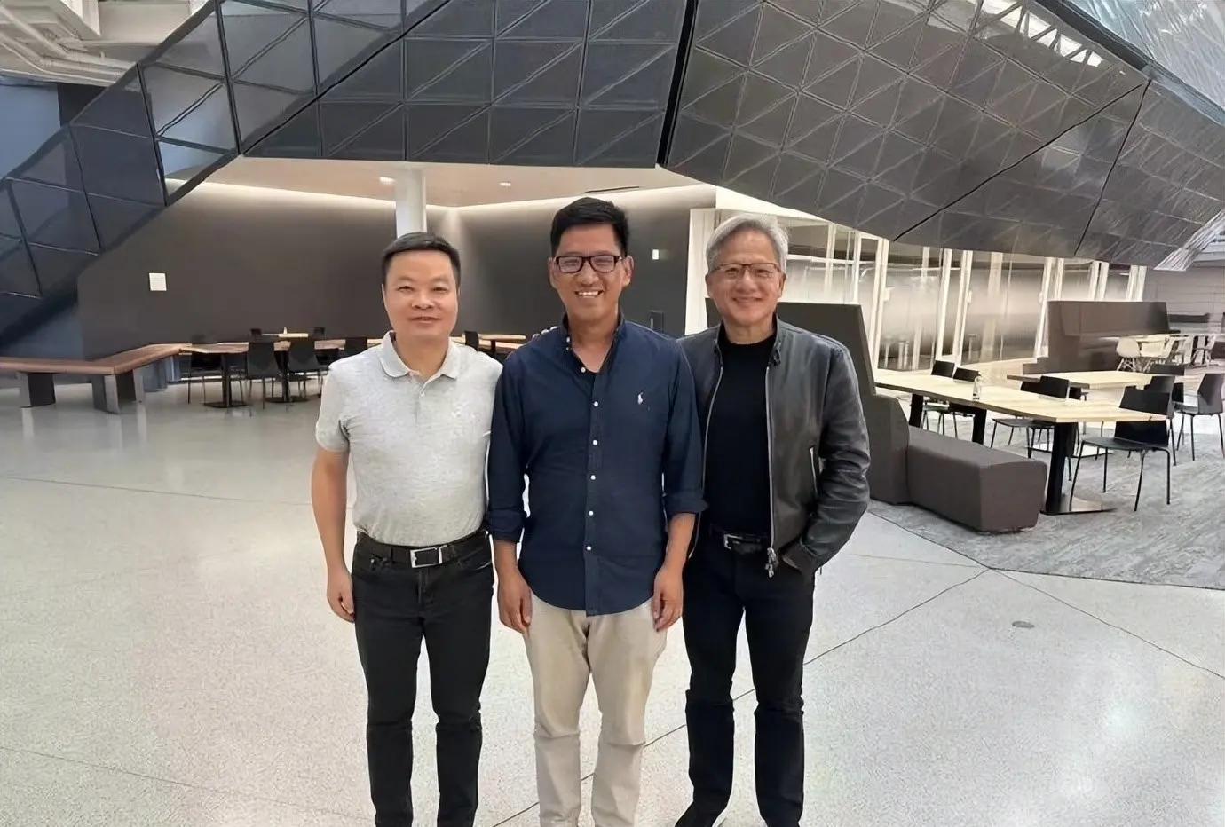 何小鹏与黄仁勋合影，小鹏汽车和英伟达携手或许将有大动作