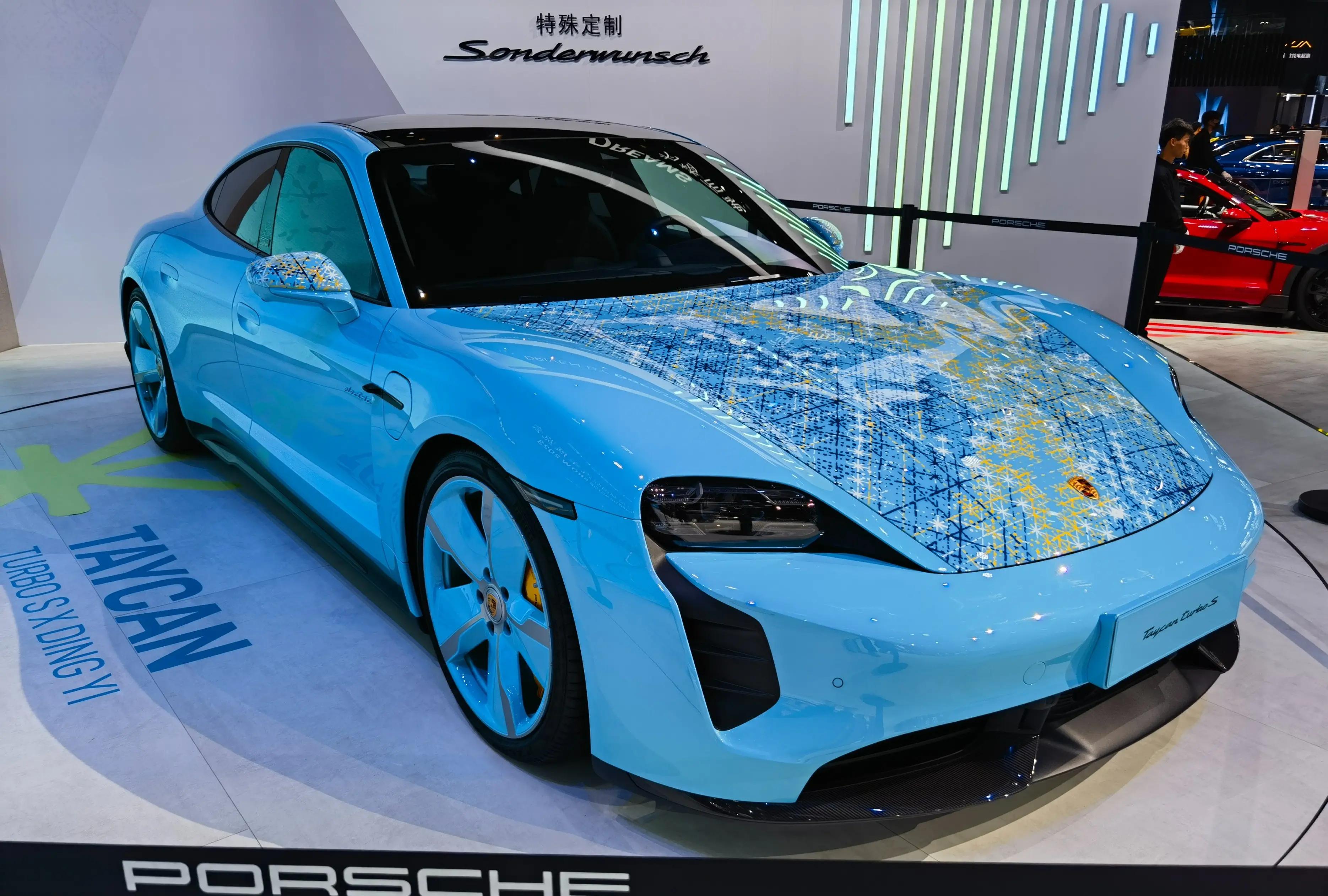 保时捷Taycan Turbo S丁乙“十示”定制版亮相成都车展：华丽舞台上的绝佳之选