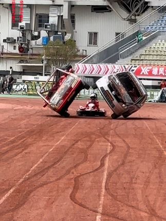 这样的汽车特技您喜欢吗？#是时候展现真正的技术了 #现场实拍 #汽车特技 #卡丁车 #这操作都看傻了
