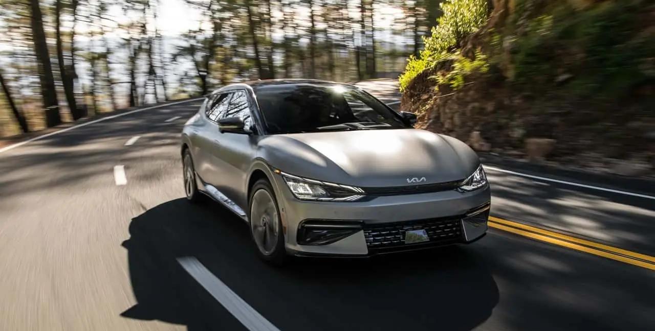 新款起亚EV6长续航版正式发布，售价约为33.6万元起，紧凑型SUV款式受追捧。