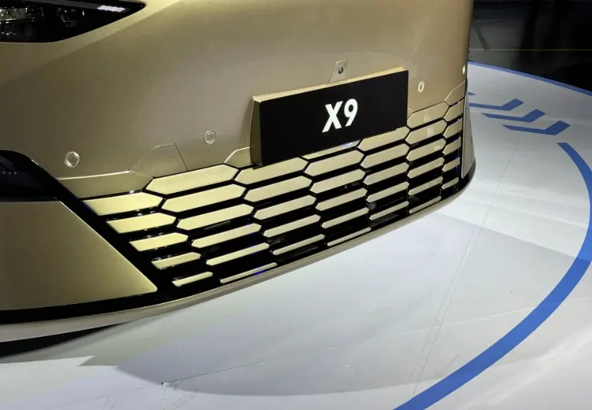 小鹏纯电MPV X9亮相，配备后轮转向/XOS 天玑智能座舱