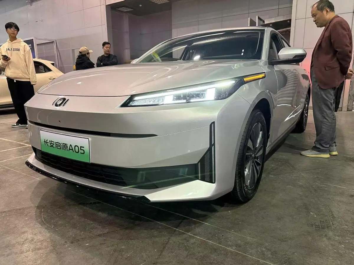 对标秦PLUS DM-i，配1.5L插混，综合续航1300km，实拍长安启源A05