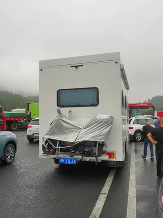 房车驮着一辆摩托车，这才是懂生活的人，能拓展旅游的氛围，更方便！#房车旅行 #房车 #自驾游