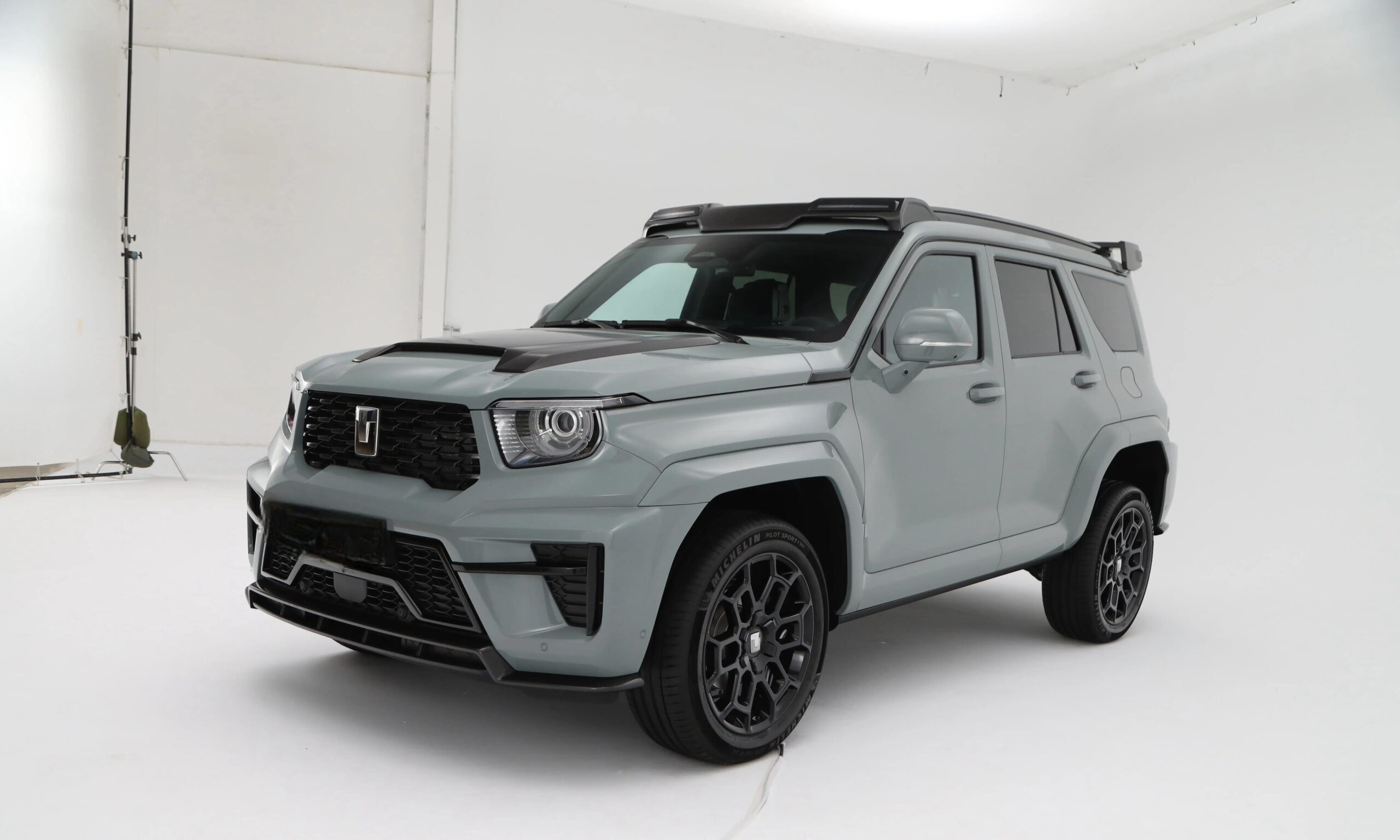 广州车展即将上市/售价或达70万？首发版坦克700 Hi4-T亮相极具尖锐设计