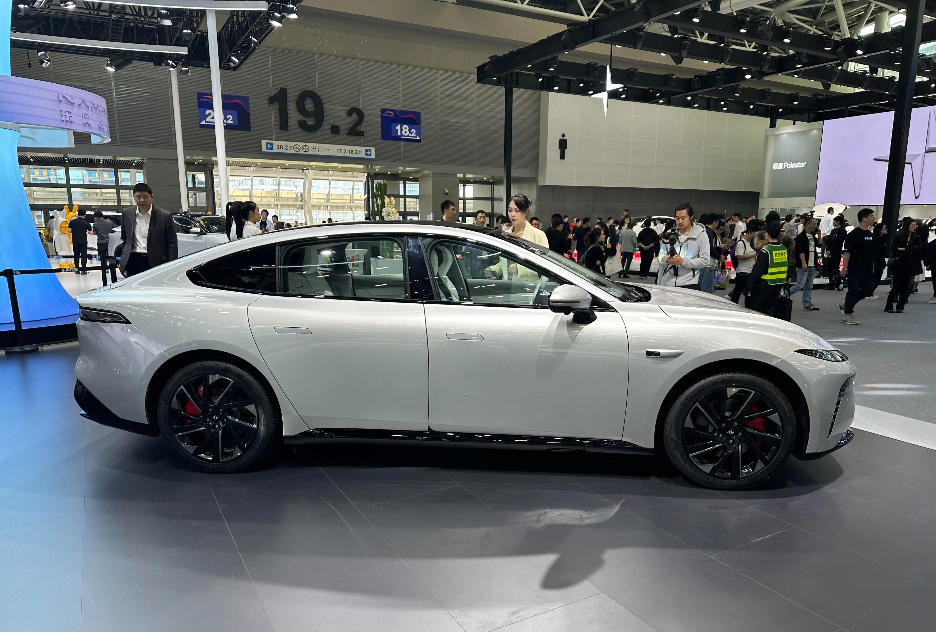 东风eπ 007新增程式豪华轿车2024年震撼上市，配备炫酷剪刀门!