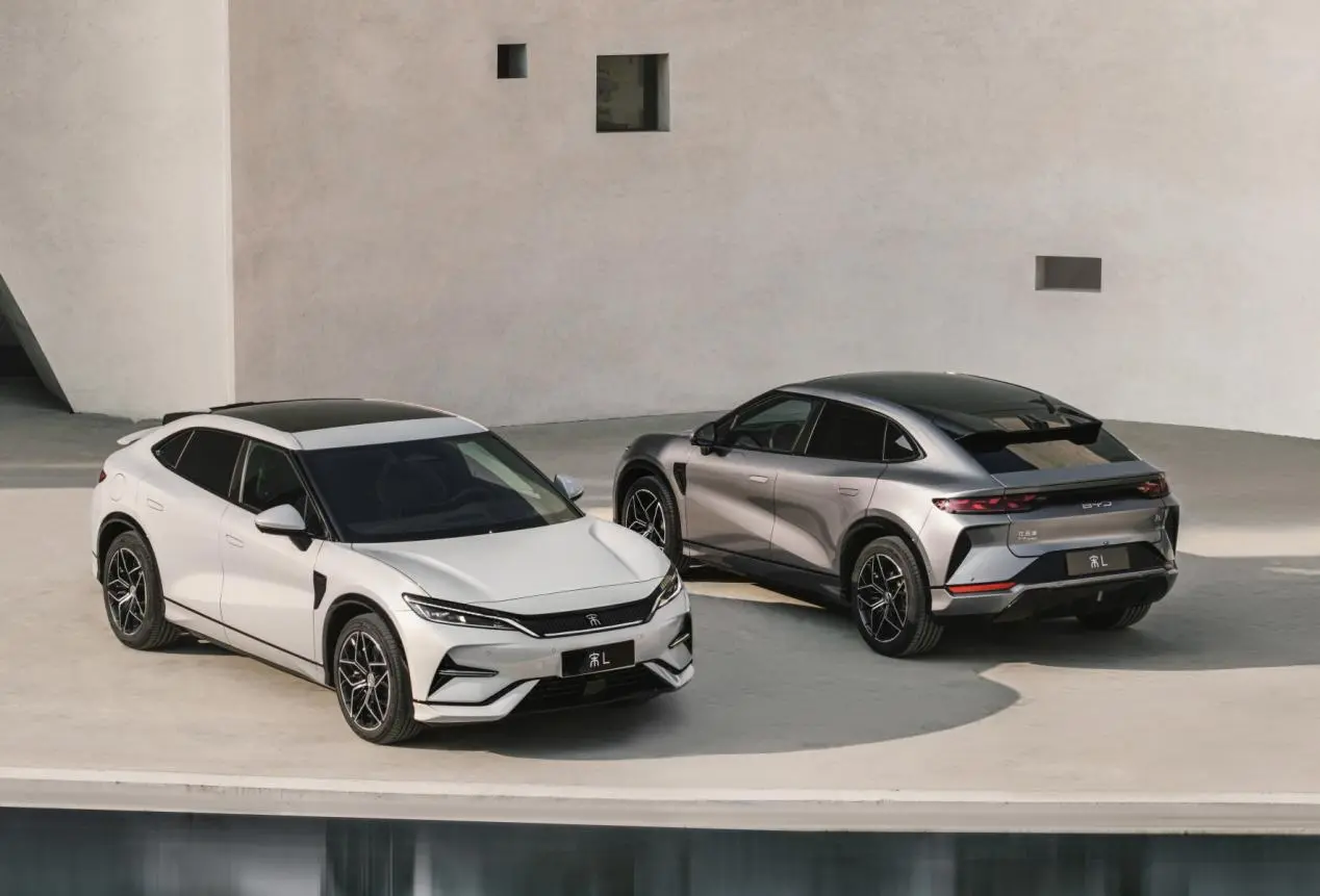 轴距2米93，4.3秒破百，自带升降尾翼，先锋猎装SUV