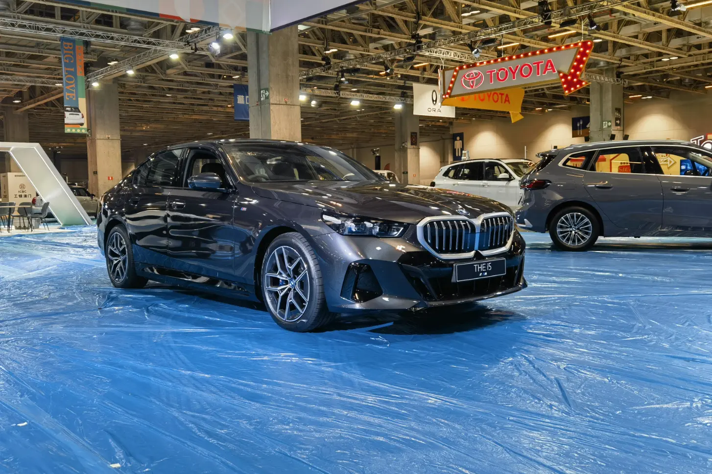 全新5系家族中国首秀！i5一同登台 长轴版广州车展亮相