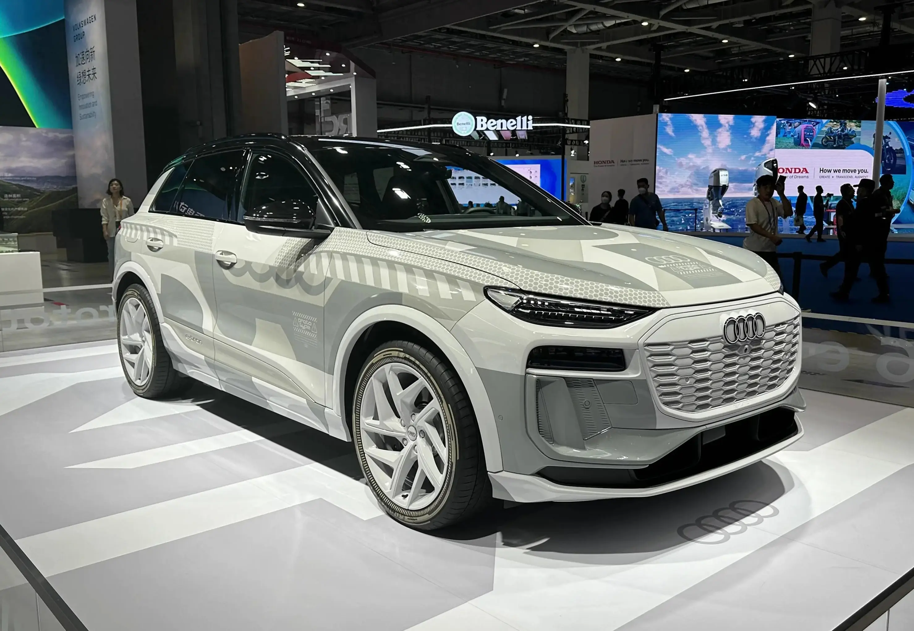 奥迪Q6 e-tron亮相2023广州车展，支持800伏快充，2024年上市