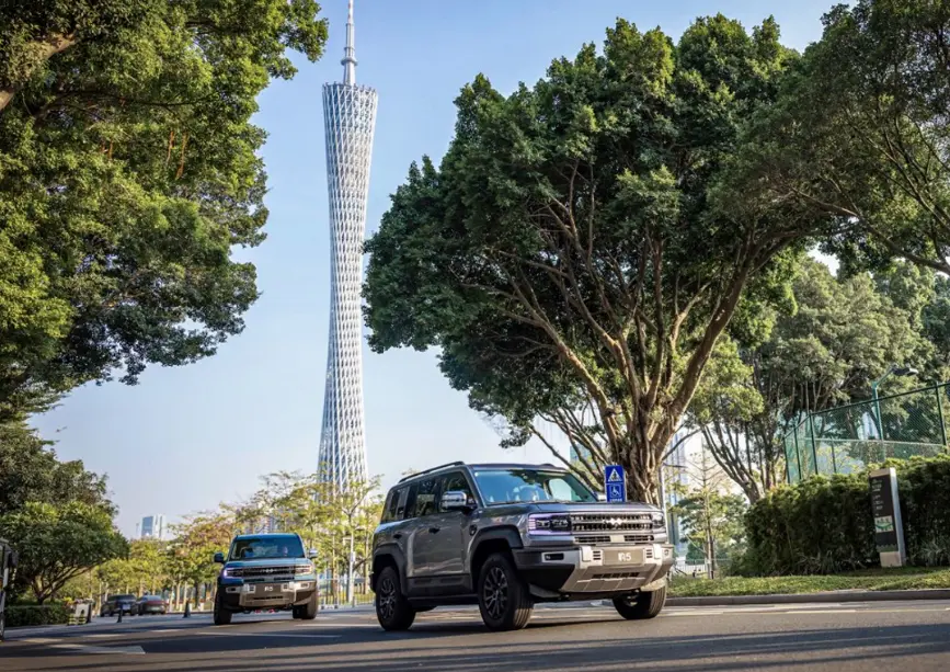 4驱3把锁，喝92油可翻山越岭！冰箱彩电大沙发，全能SUV？