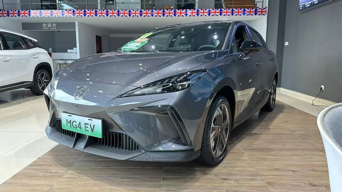 到店实拍MG4 EV，纯电续航415km，搭后五连杆悬架，值得入手吗？