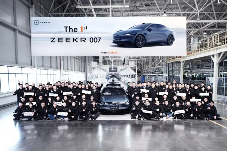 预售22.99万元起 极氪007正式下线