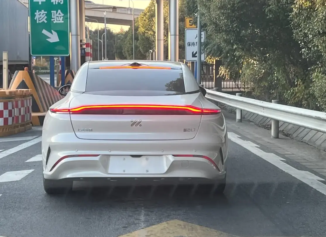 等特斯拉Model Y吗？智己L7告诉你国产新能源汽车也能玩转高科技！