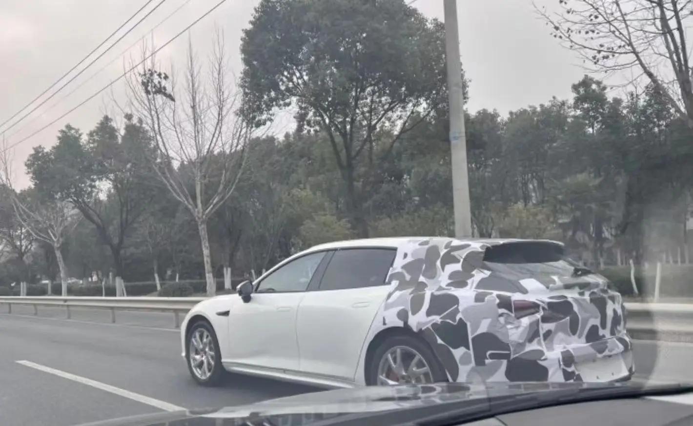 哪吒S猎装版露脸：更实用的选择，电动/增程驱动任君挑选