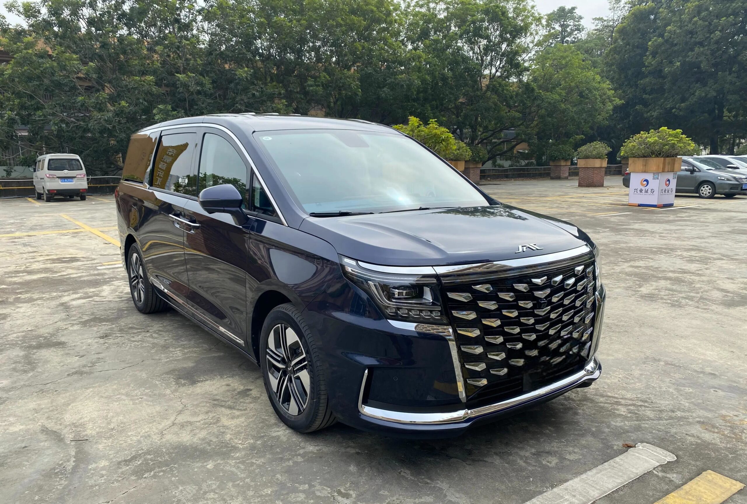 江淮瑞风RF8 PHEV智聆版全新中大型MPV正式登场
