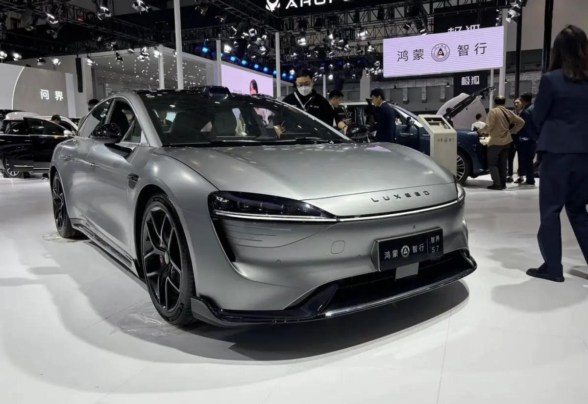 智界S7：华为智选首款轿车，颜值、智能、性能兼具，24.98万起售