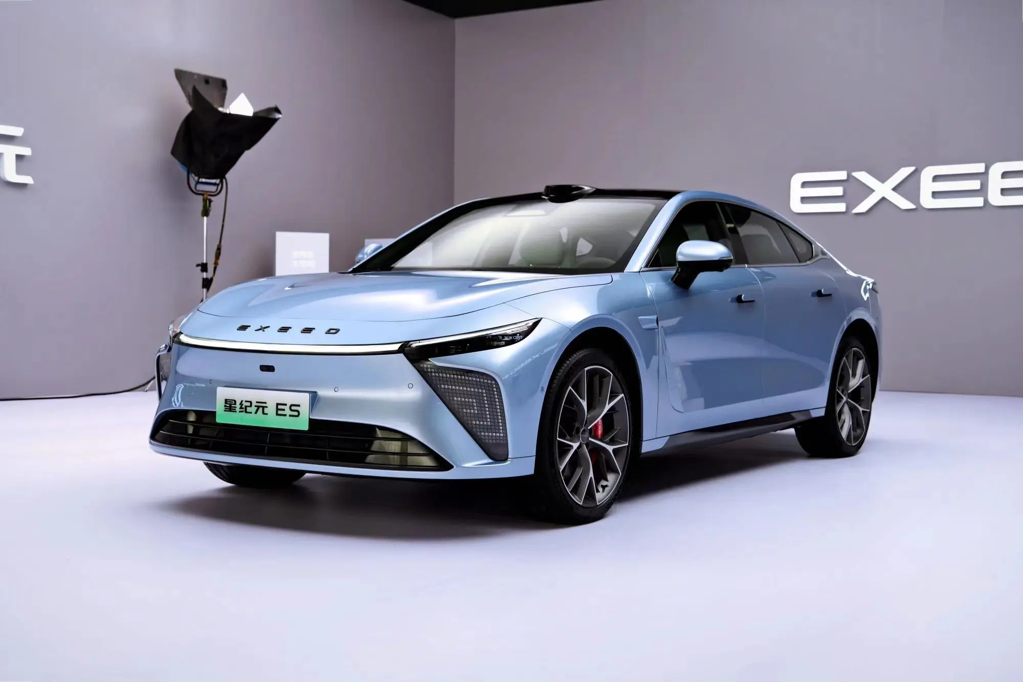 零百仅3秒！国产中大型车，造型动感，内饰高级，标配空悬？