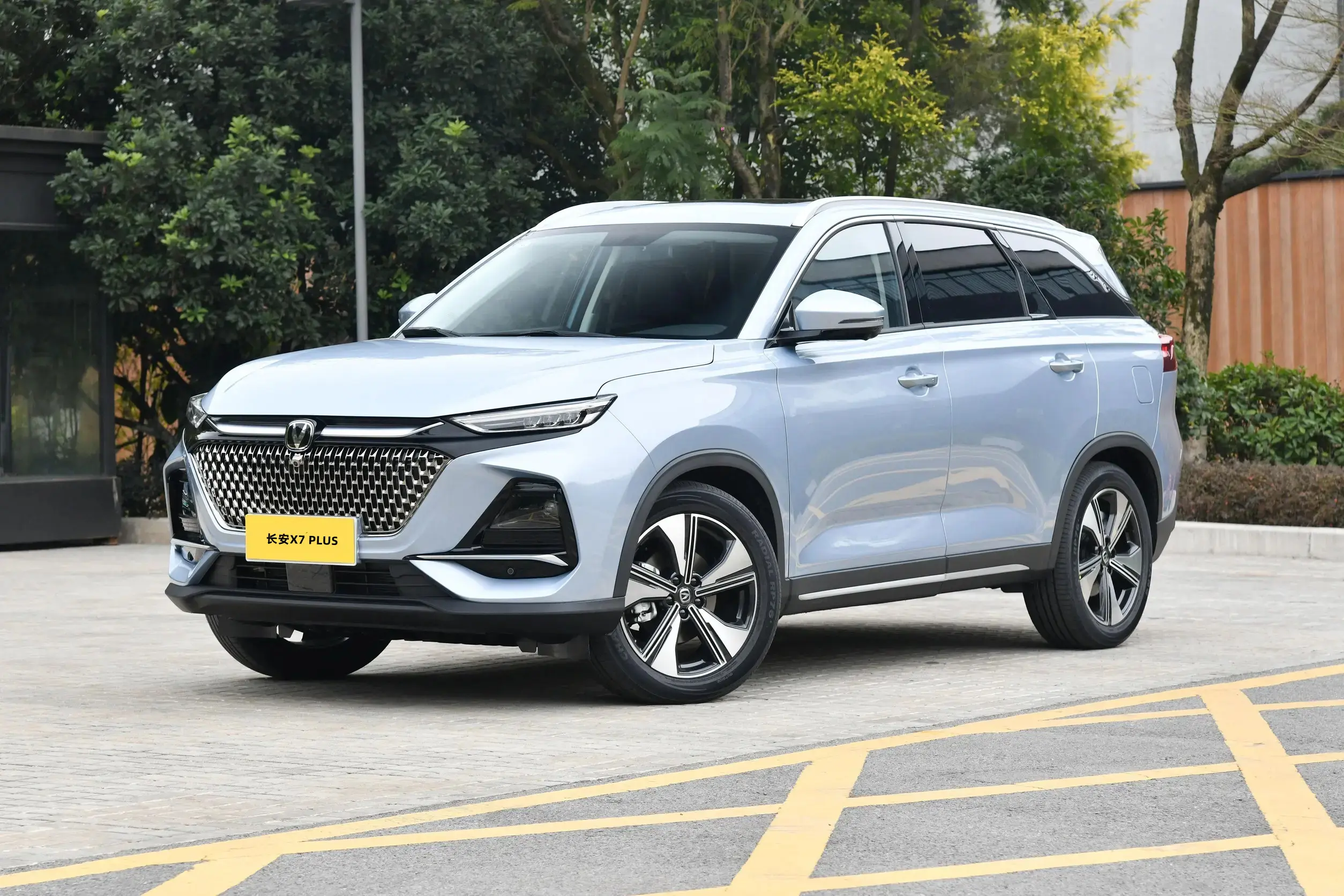 第二代长安X7 PLUS上市，提供5座和7座，售价9.39-12.89万元