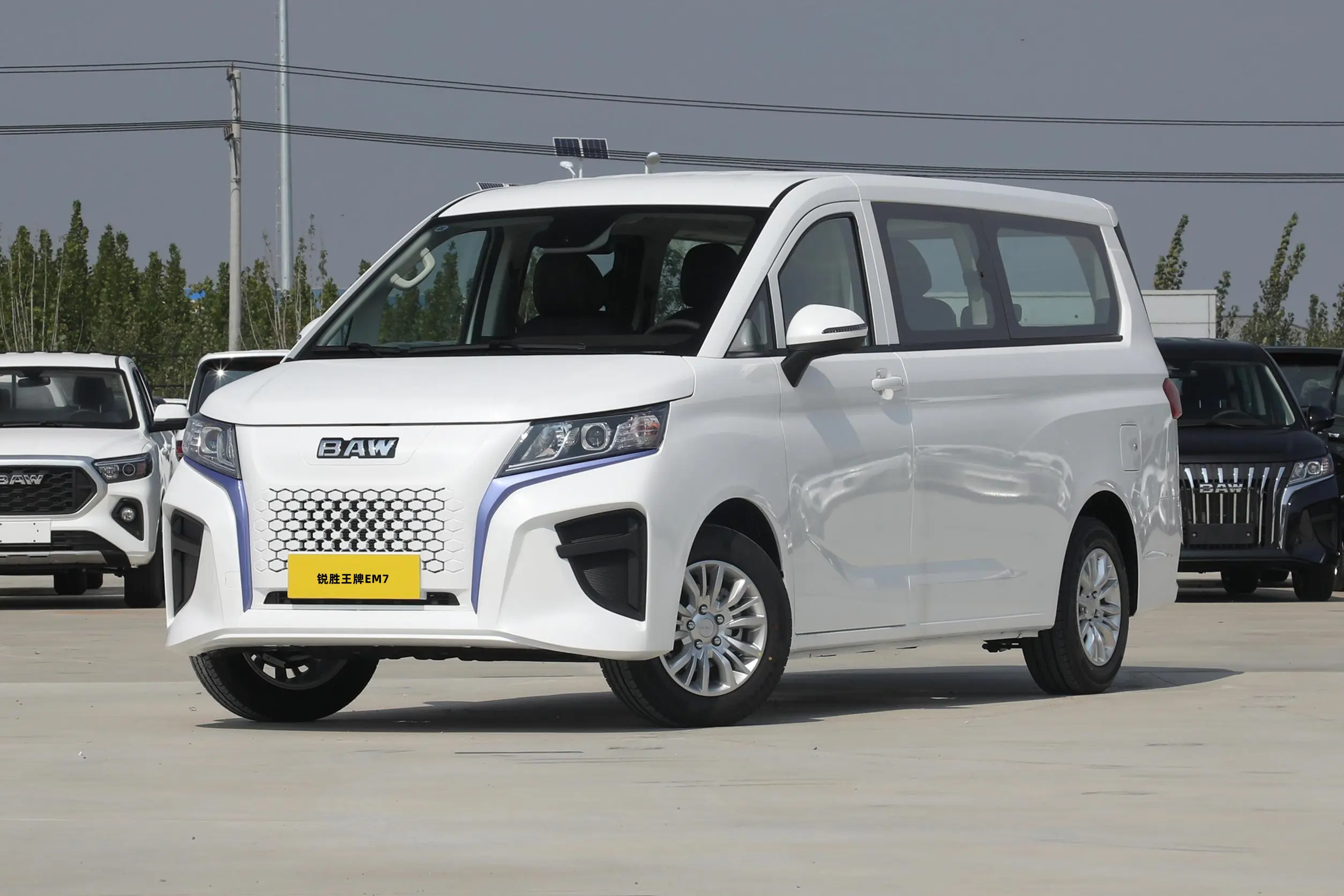 北汽制造锐胜王牌EM7商务版7座上市，续航401公里，售价18.18万元