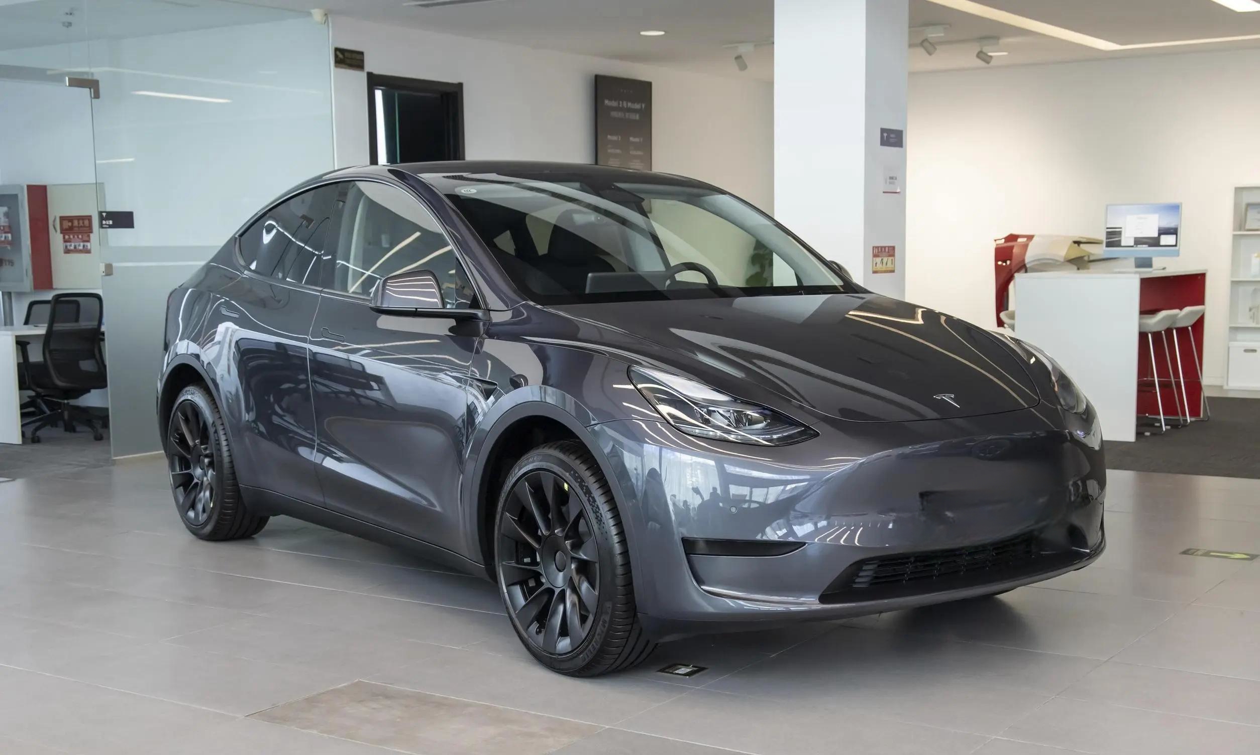 特斯拉Model Y升级：辅助驾驶硬件HW4.0上线，银车漆提速