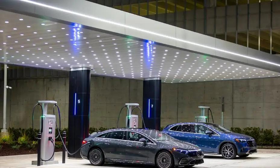 宝马与梅赛德斯-奔驰合资公司正式成立，北京朝阳设立