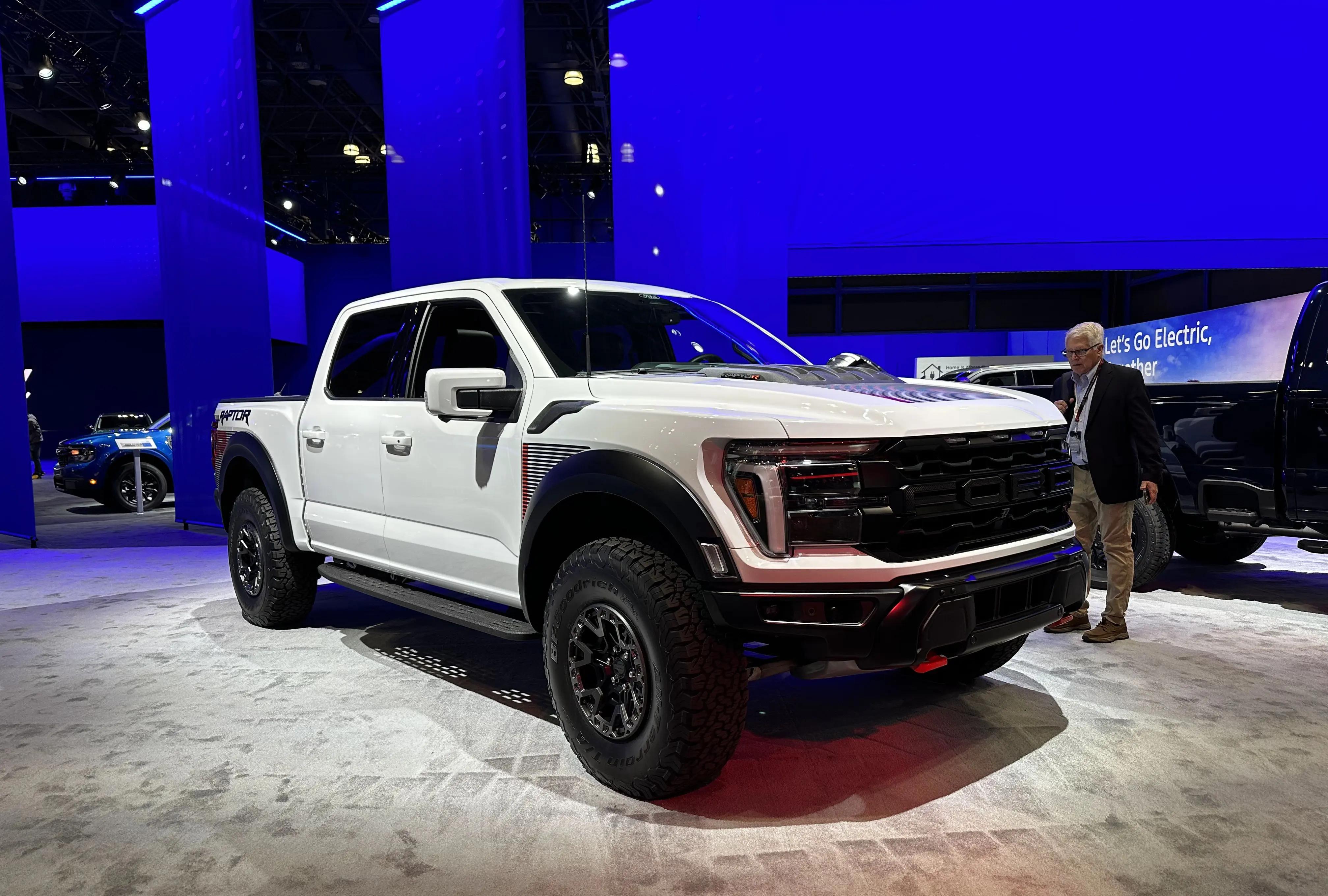 新款福特F-150猛禽R在纽约车展震撼亮相，售价约80万元起！
