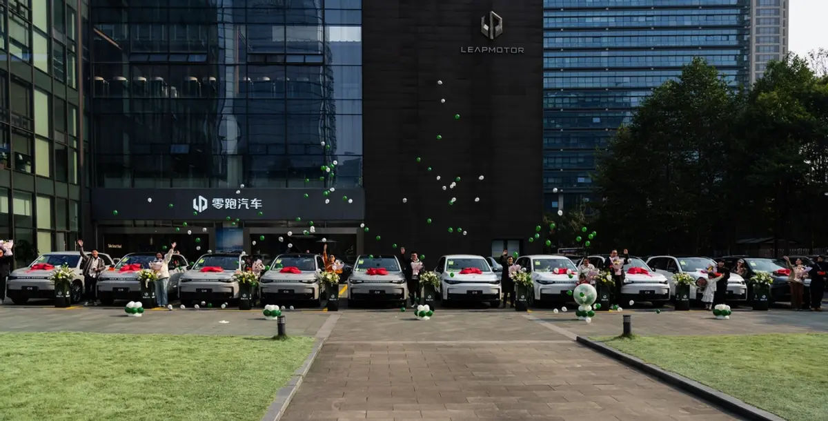 零跑C10开启交付，进军全球市场，智能座舱再进化！