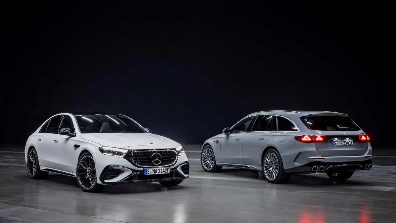 3.0T+9AT，3.9秒破百，四出排气，翻毛皮内饰，回头率高，硬刚RS6