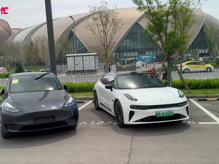 假如你有26万，极氪001与特斯拉Model Y你会选谁？ 这是我身边一位朋友的问题，在二十六七万这个预算下，想买一辆纯电的代步车，如果是你，你会怎么选呢？今天我来聊聊我的个人的看法#极氪 #极氪001 #新能源汽车 #特斯拉 #特斯拉modely