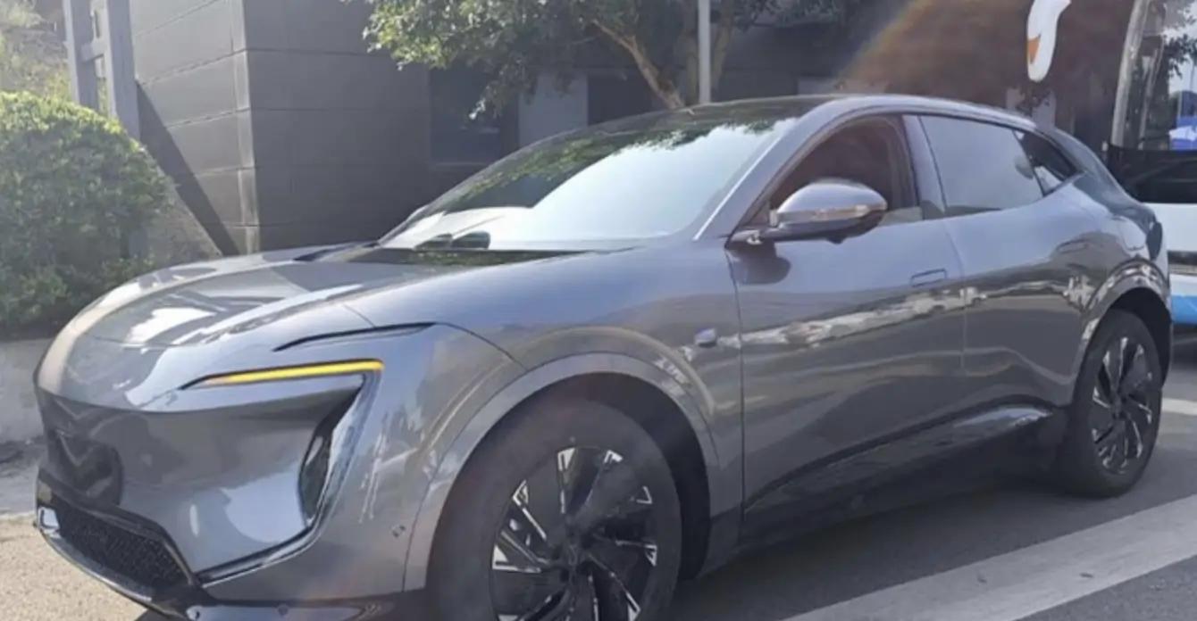 问界M5新对手？全新中型SUV/提供增程动力，曝阿维塔07实车