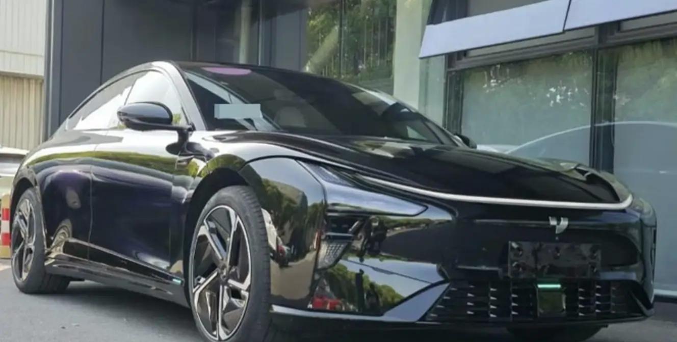 极氪007同级，曝极越07实车，两种动力 车长近5米 年内上市