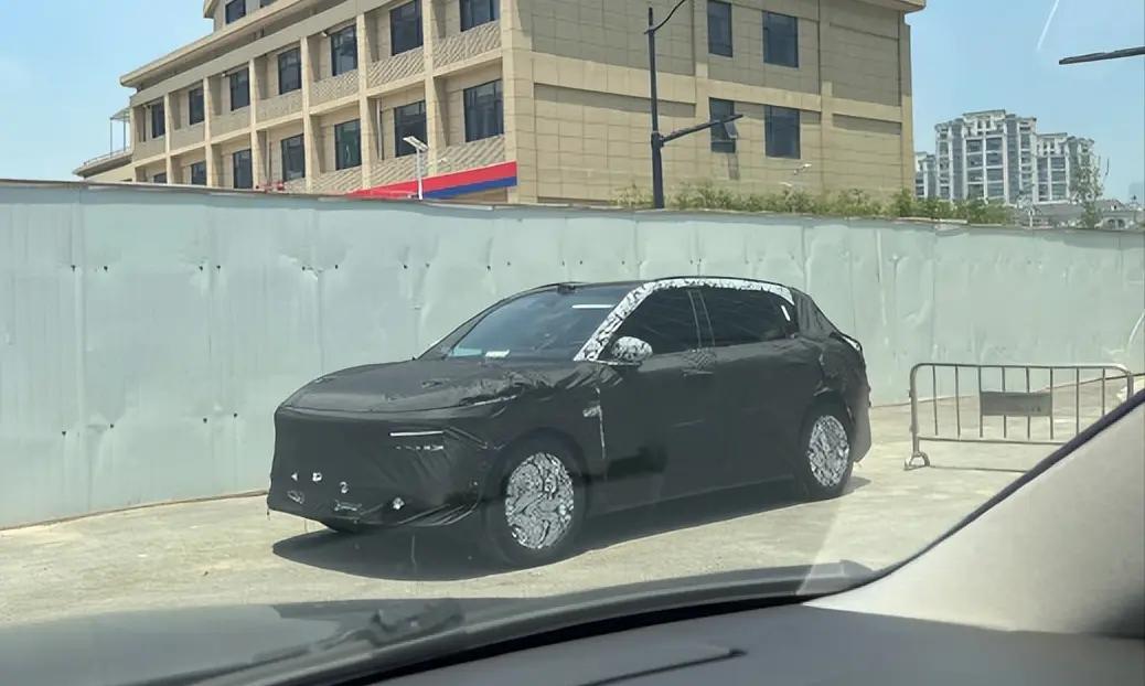 新车 | 有望在年内首发亮相，将搭800伏技术，极氪CX1E伪装实车曝光