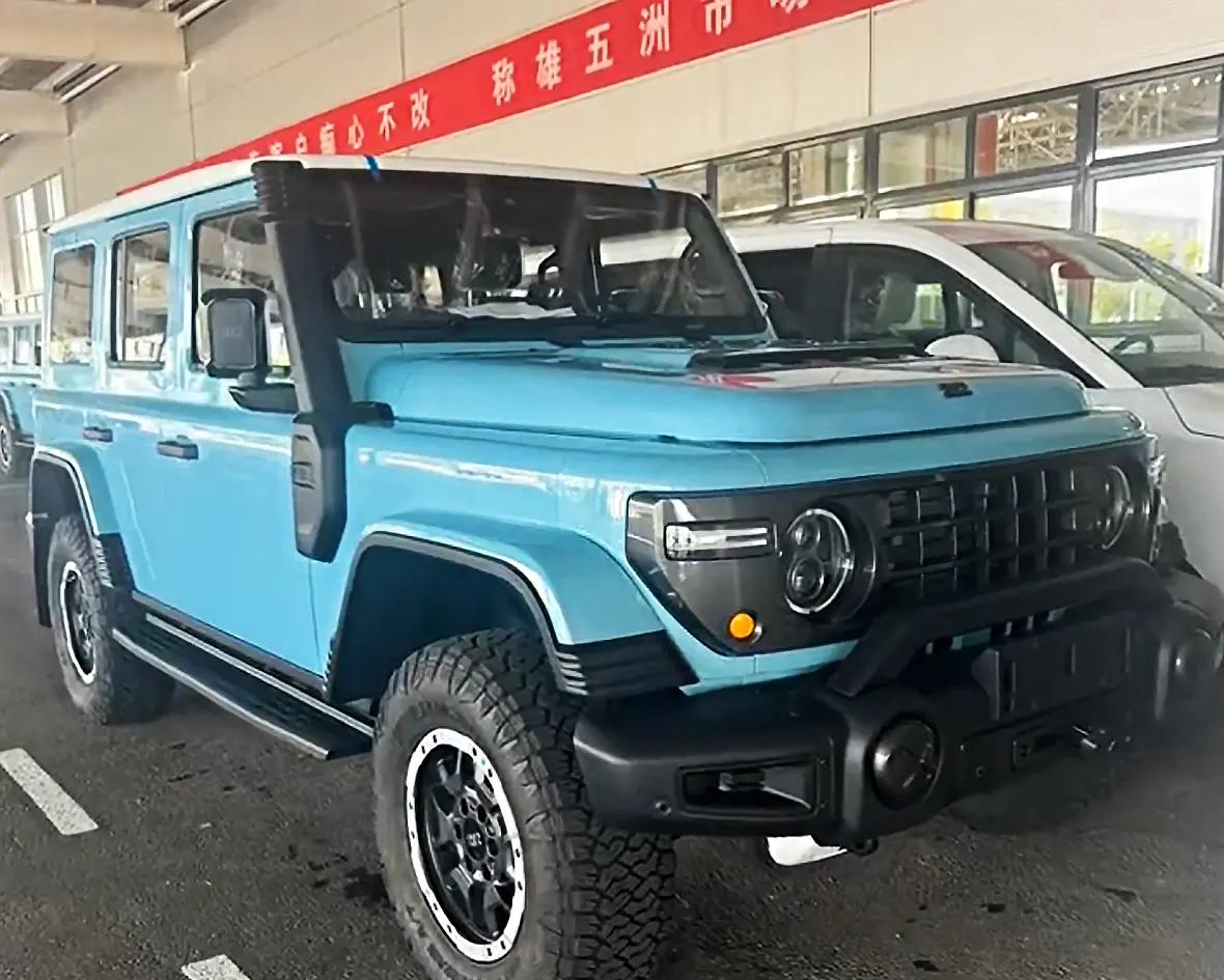 “212 T01越野套件版露真容，前绞盘、涉水喉等配置，竞争坦克300”