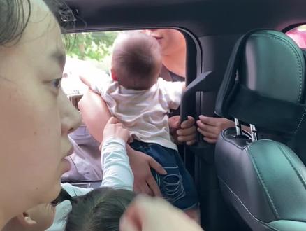 深水处解救出来的娃娃，非让父亲抱着不哭，父亲又让女人孩子坐车里，他站在踏板上搂着自己的孩子，这一幕你感动了吗！