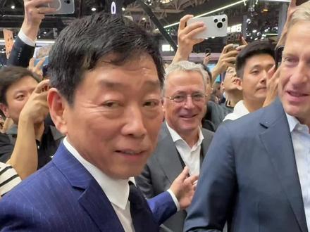 #魏建军 亲自来长城展台接待国外经销商，我又听到了#长城炮 #长城五品牌首次同台北京车展 #2024北京车展看长城