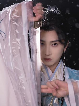 霜雪藏锋，剑断尘缘
#男生汉服穿搭 #不愧是汉服 #变装 #国风合伙人