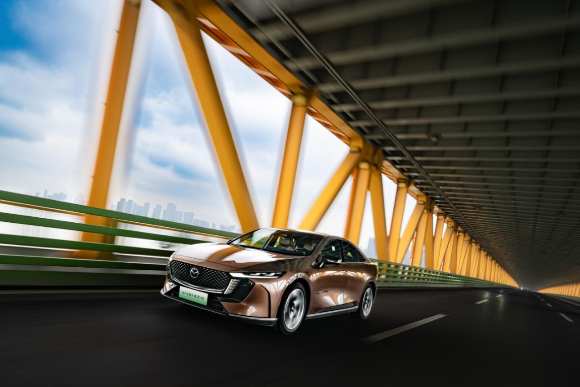 马自达率先掀桌子，新E代弯道王MAZDA EZ-6一口价干到9.98万