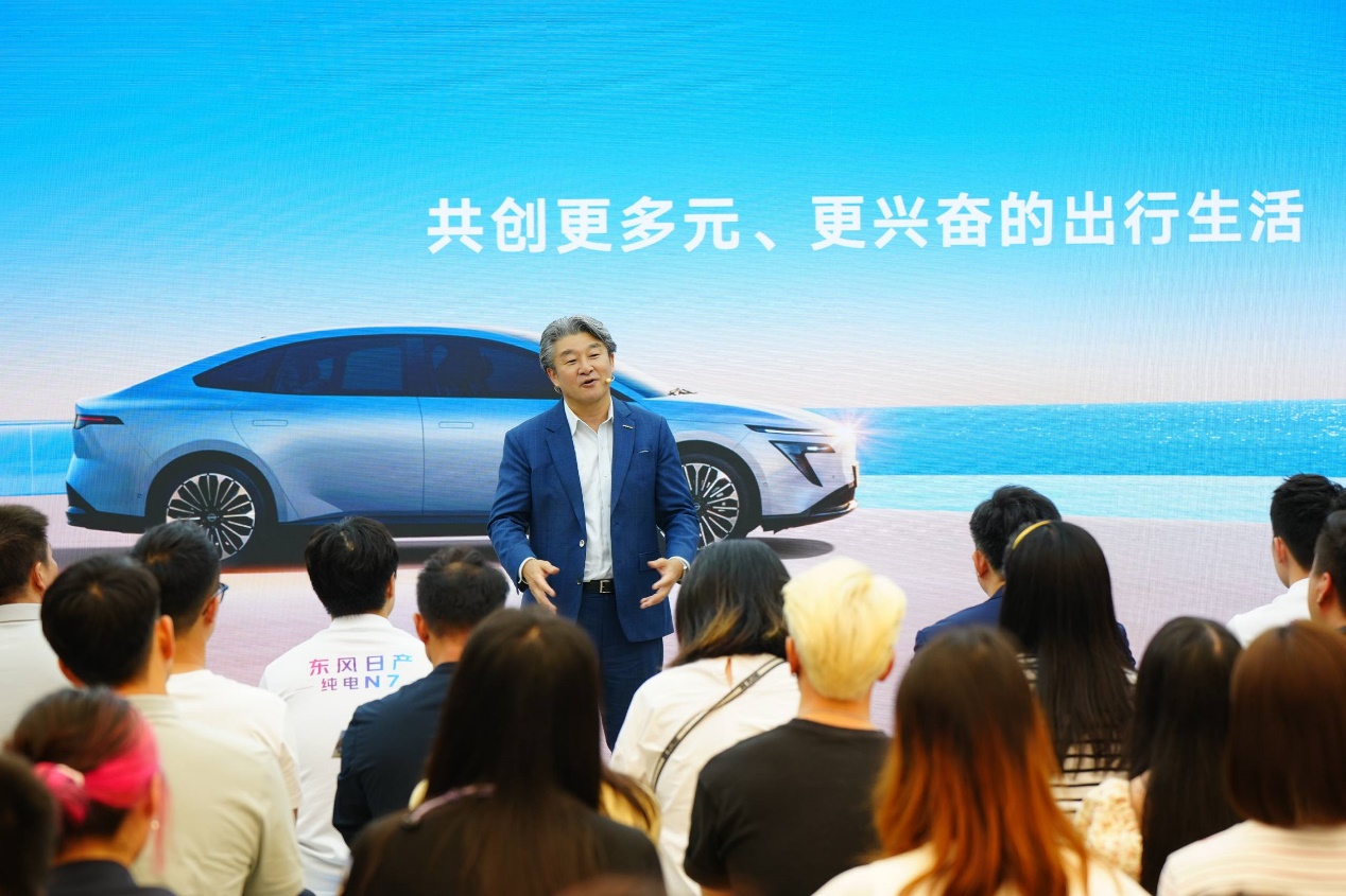 一群人站在车旁

AI 生成的内容可能不正确。