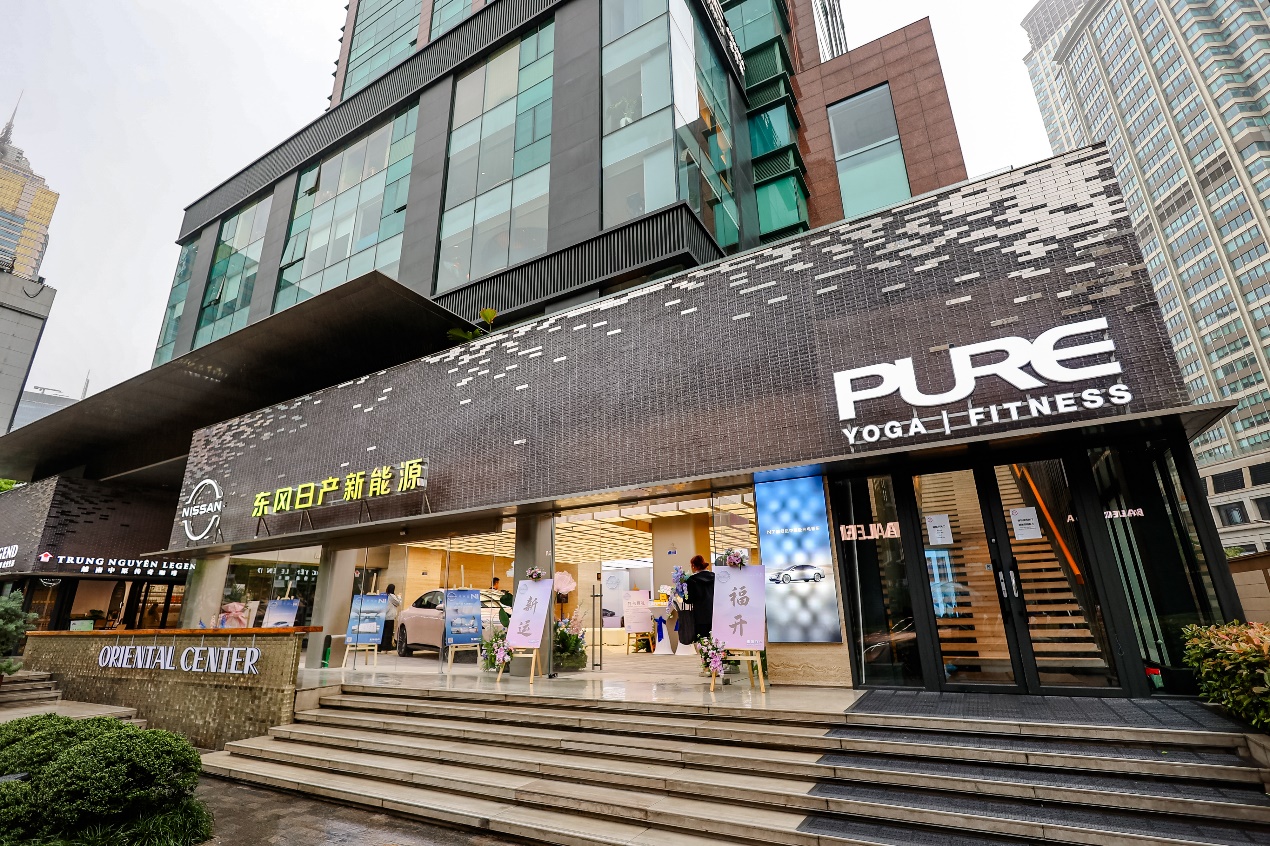建筑上挂着商铺的招牌

AI 生成的内容可能不正确。